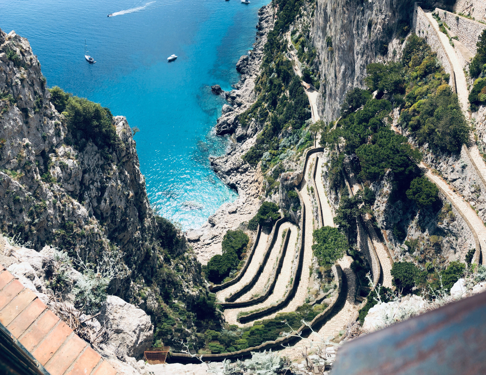 Gruta Azul em Capri: destino perfeito para uma experiência de viagem INESQUECÍVEL (Imagens: Unsplash)