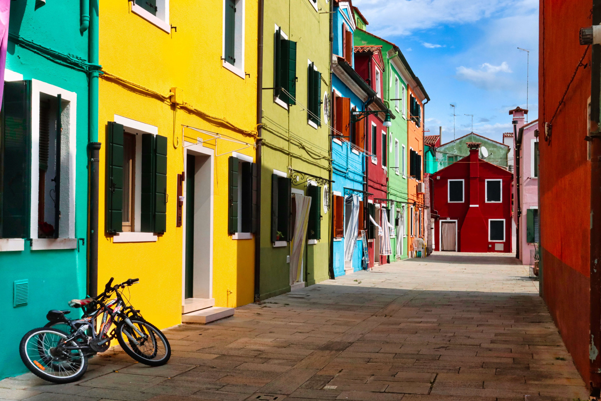 Uma cidade colorida para visitar e ter uma das maiores e melhores experiências da sua vida; conhecia esse lugar? (Imagens: Unsplash)