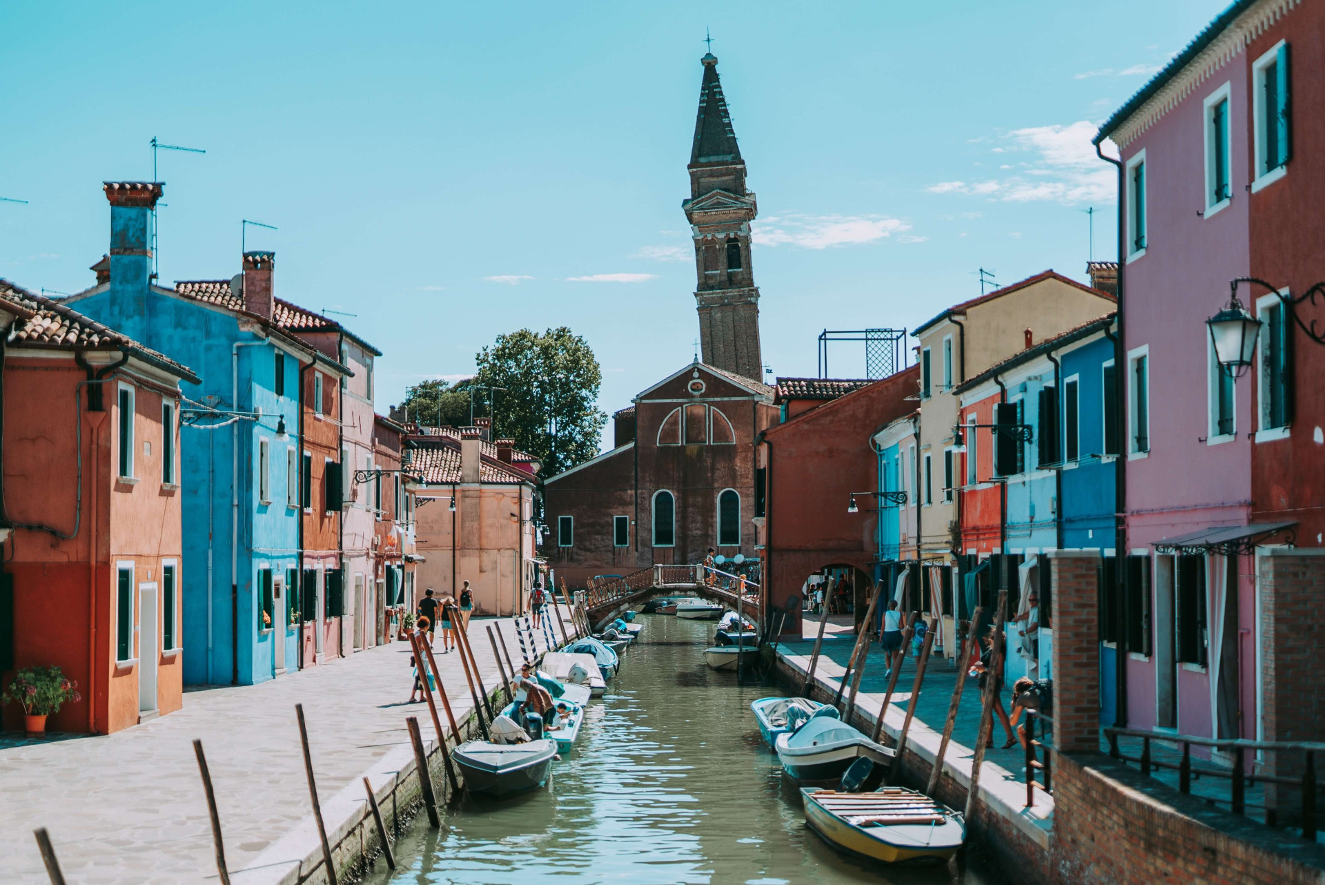 Uma cidade colorida para visitar e ter uma das maiores e melhores experiências da sua vida; conhecia esse lugar? (Imagens: Unsplash)