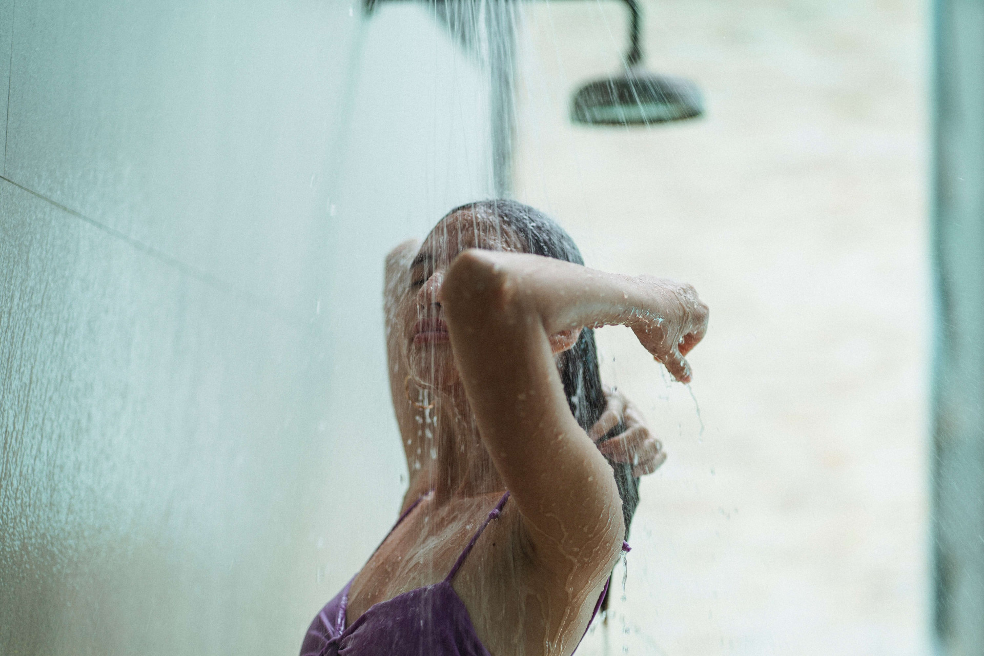 benefícios de um banho frio