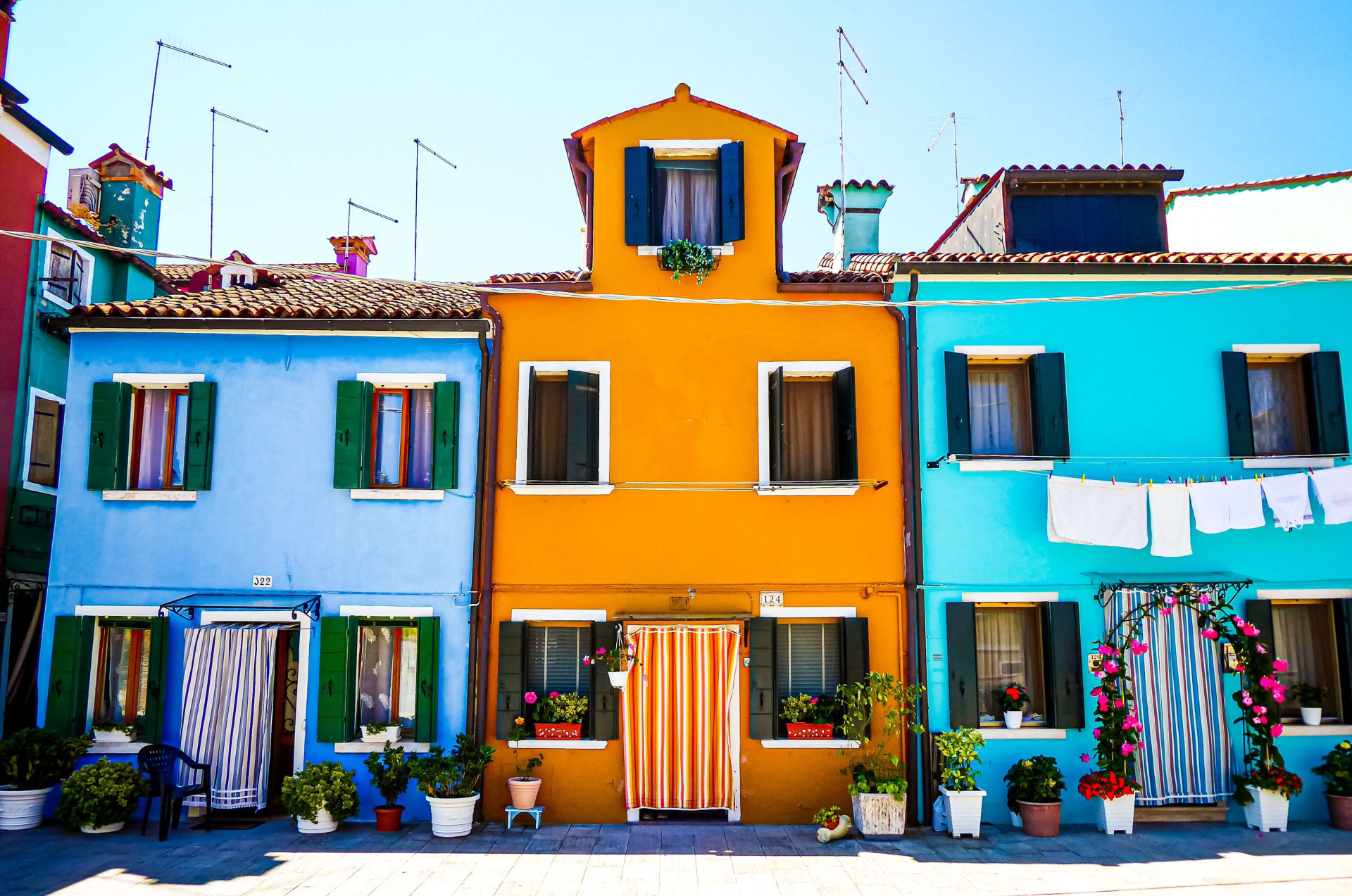 Uma cidade colorida para visitar e ter uma das maiores e melhores experiências da sua vida; conhecia esse lugar? (Imagens: Unsplash)