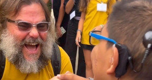 Jack Black emociona cantando para fã em estado terminal; veja o vídeo