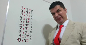 “Mr. Bean da Matemática” conquista milhões de seguidores resolvendo contas na internet