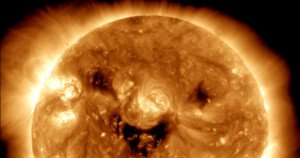 Sol sorrindo? Nasa capta imagem engraçada e diverte as redes sociais