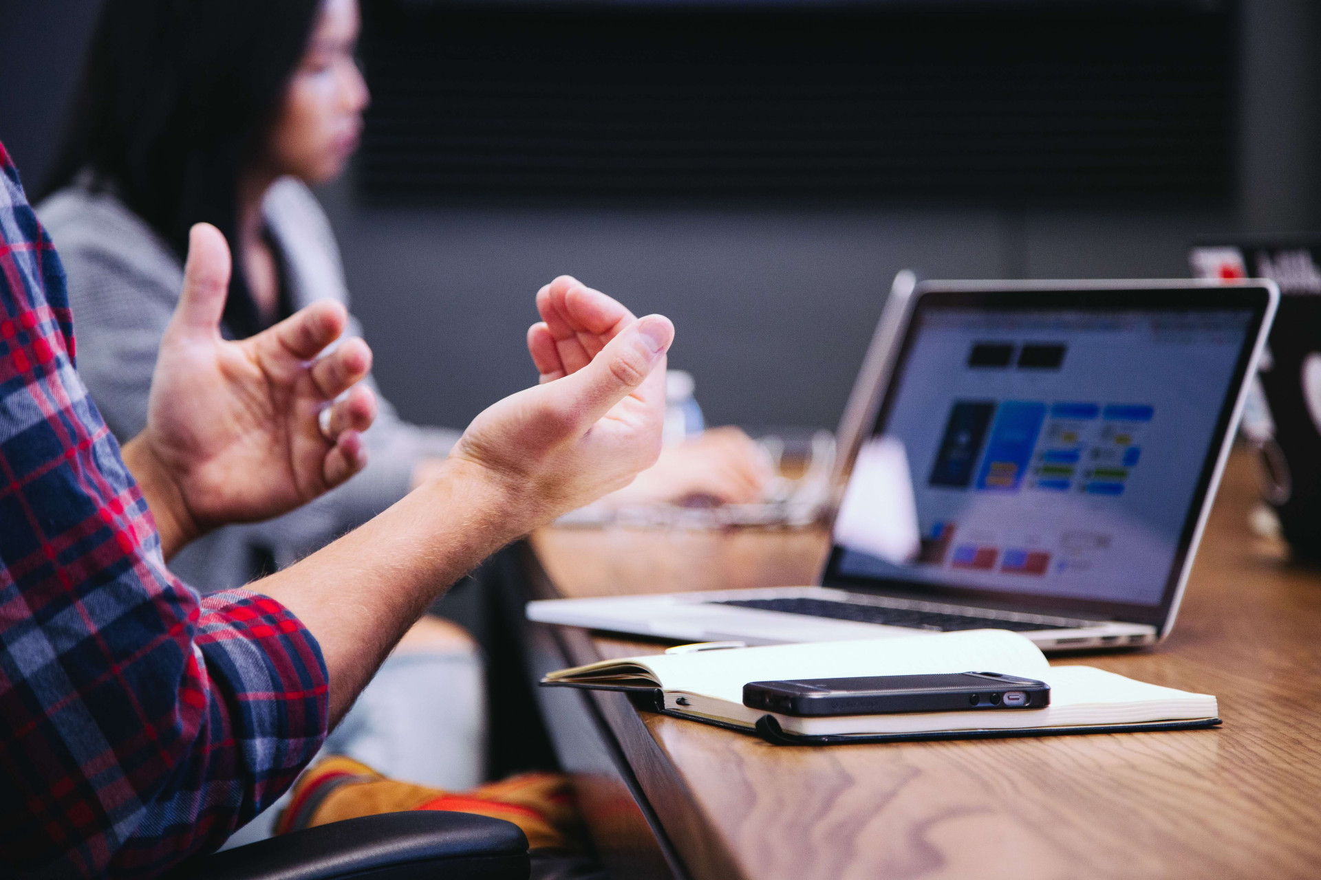 O signo de gêmeos no trabalho: conhecendo todo o perfil de um geminiano (Imagens: Unsplash)