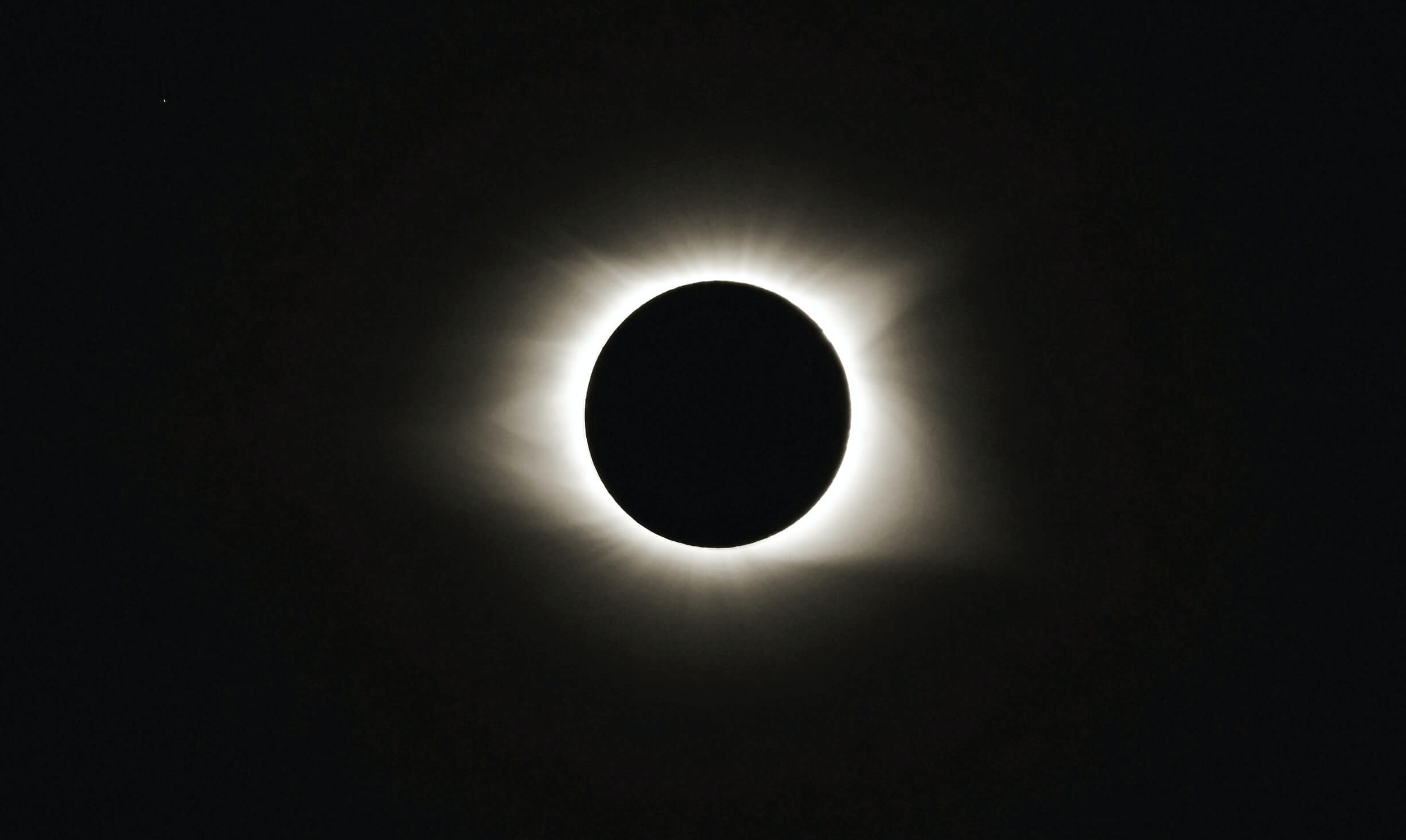 Eclipse solar em escorpião explica como a sua vida está tão confusa e fora do lugar (Imagens: Unsplash)