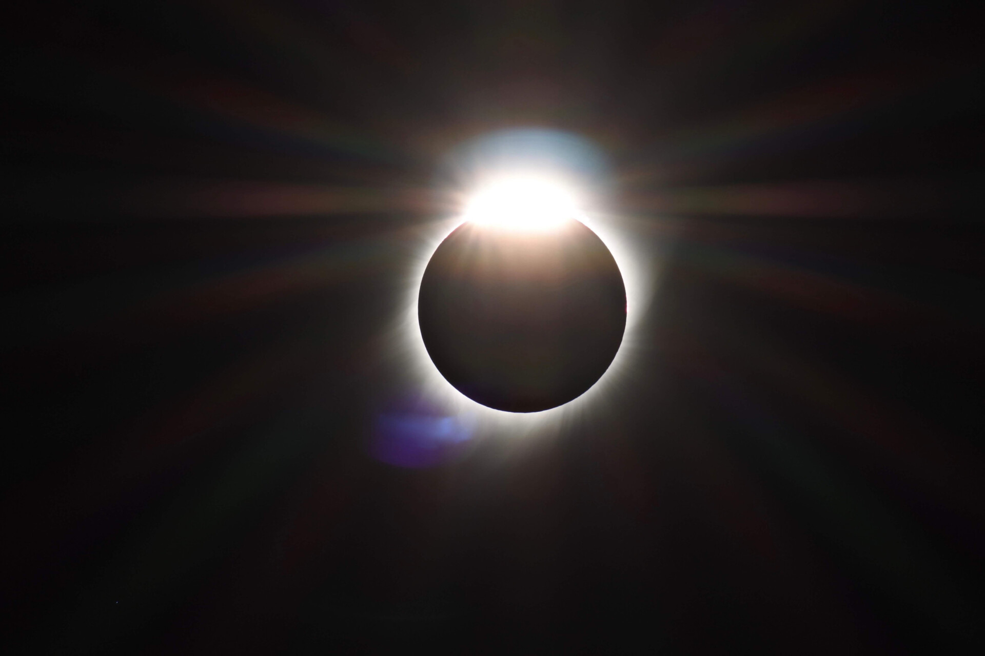 Eclipse solar em escorpião explica como a sua vida está tão confusa e fora do lugar (Imagens: Unsplash)