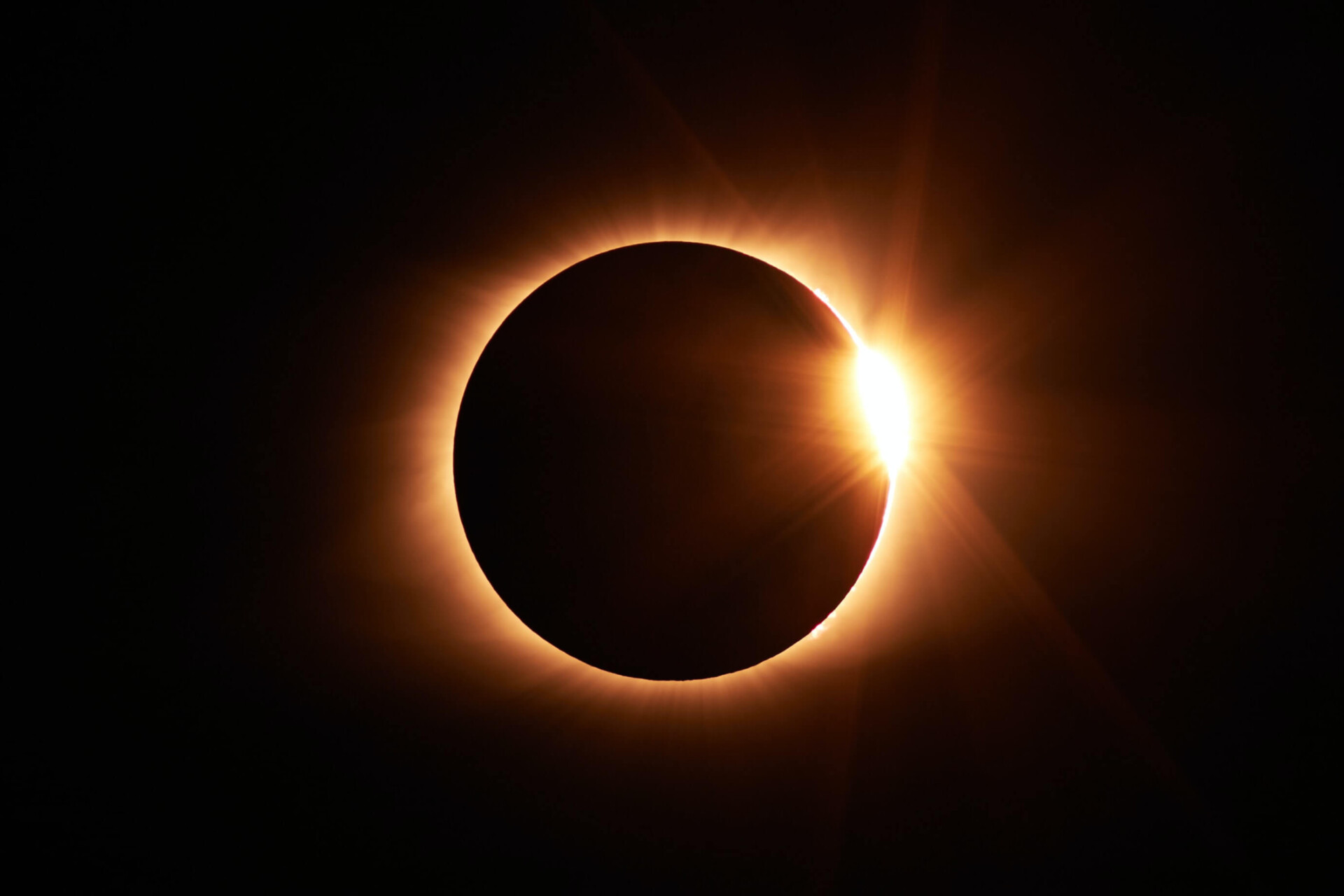 Eclipse solar em escorpião explica como a sua vida está tão confusa e fora do lugar (Imagens: Unsplash)