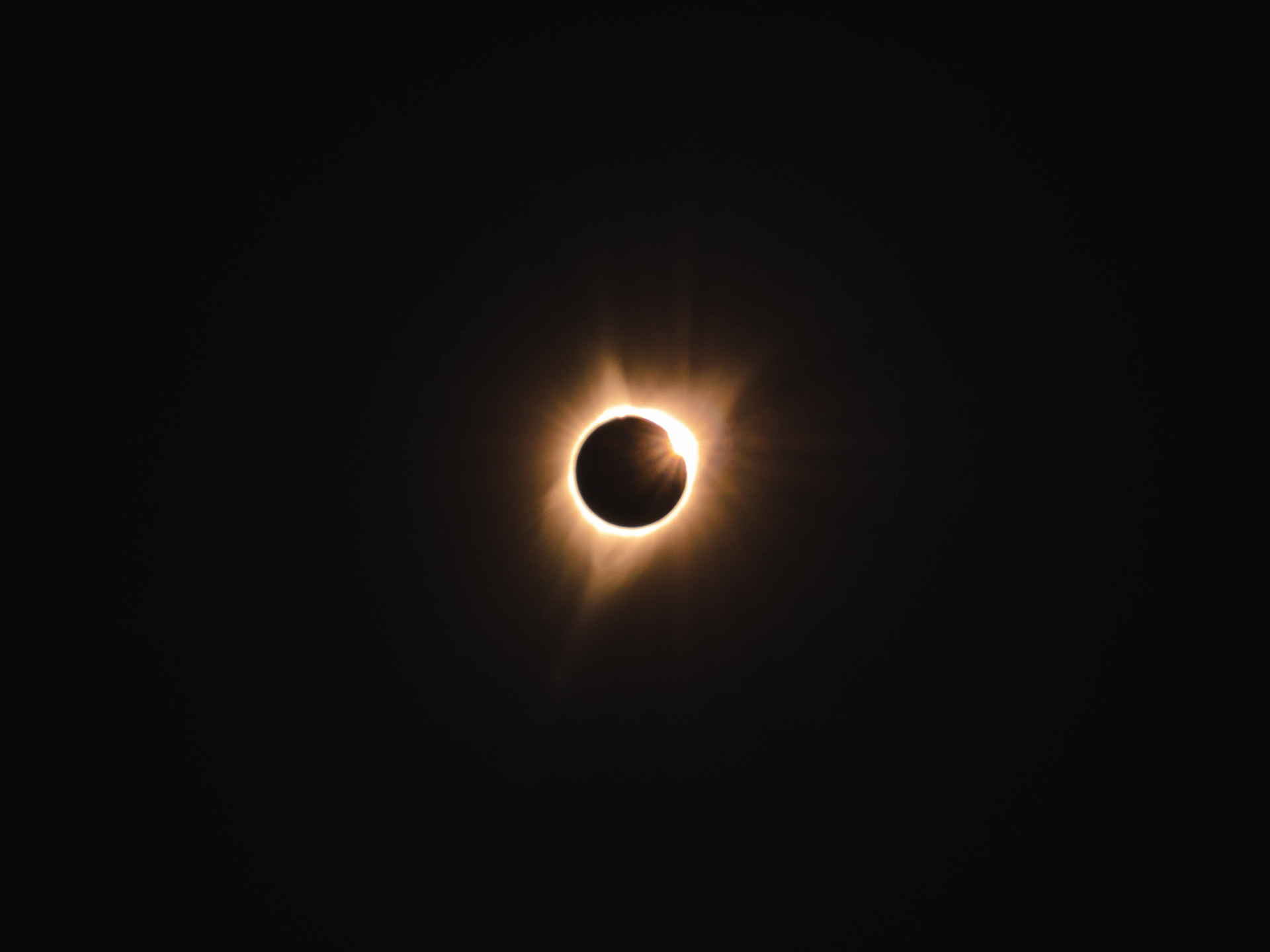 Eclipse solar em escorpião explica como a sua vida está tão confusa e fora do lugar (Imagens: Unsplash)