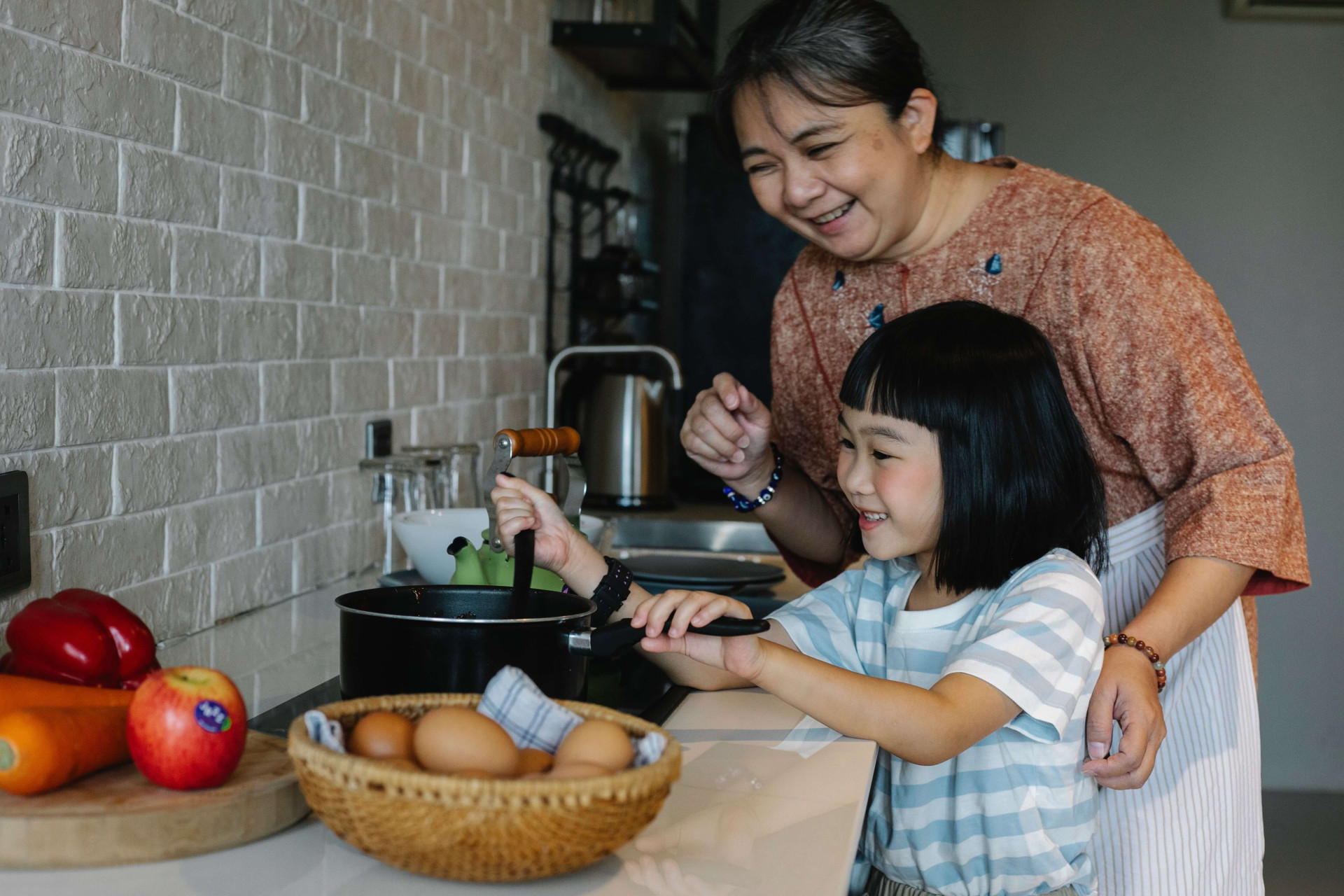 importante as crianças ajudarem na cozinha