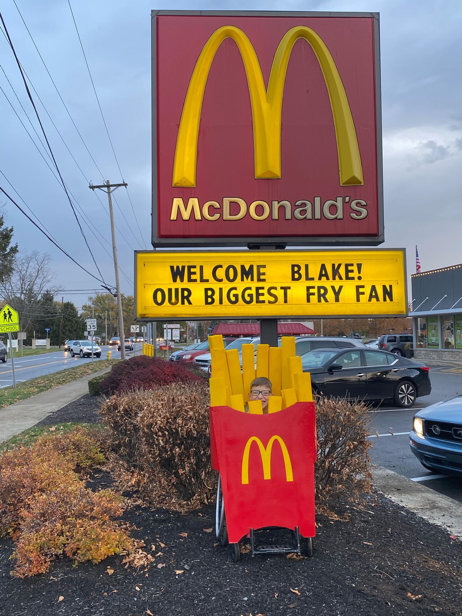 Garotinho cria fantasia mega inusitada e consegue ganhar 1 ano de batatas fritas no McDonald's