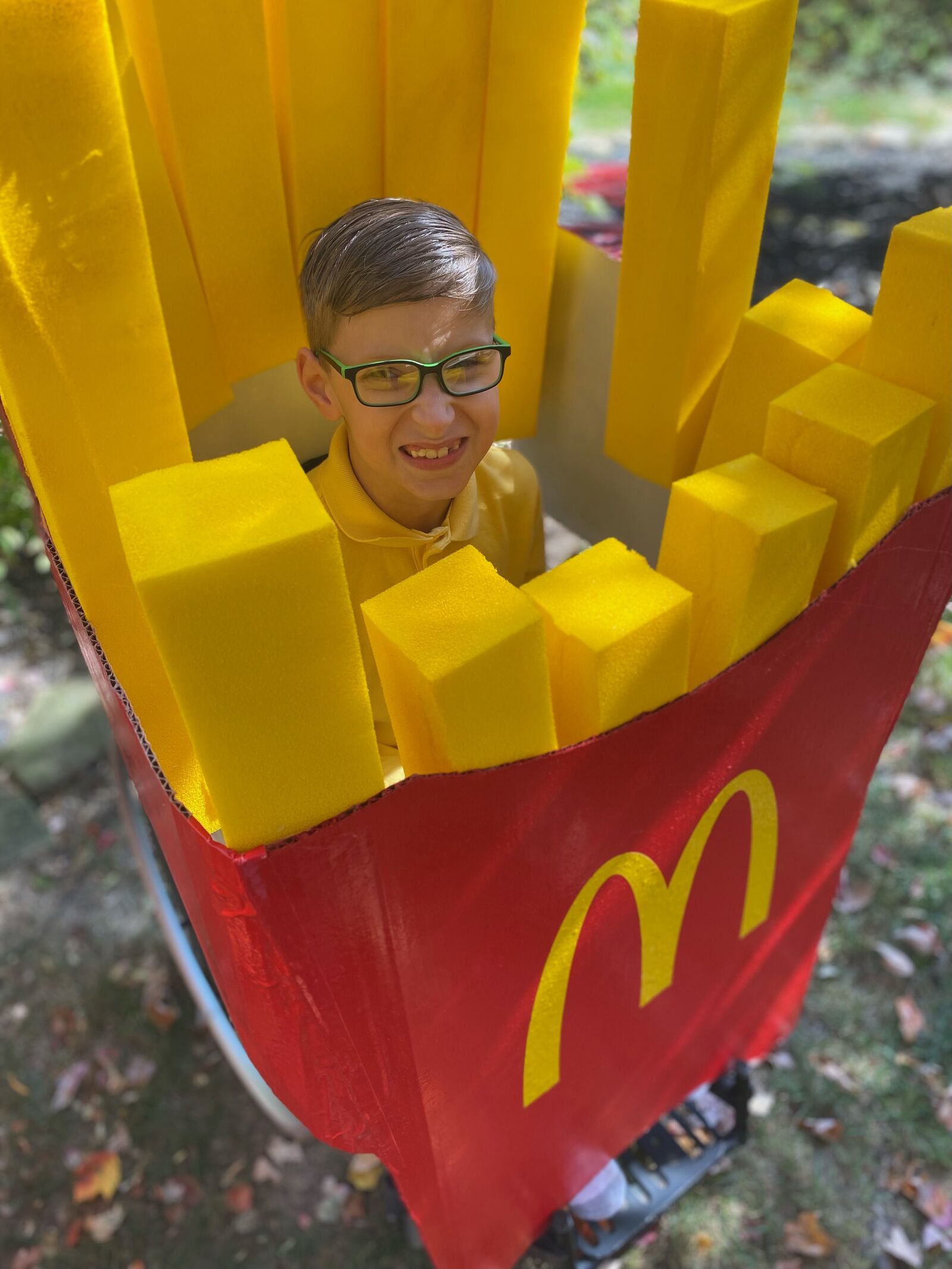 Garotinho cria fantasia mega inusitada e consegue ganhar 1 ano de batatas fritas no McDonald's