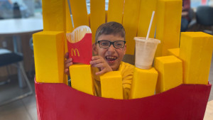 Garotinho cria fantasia mega inusitada e consegue ganhar 1 ano de batatas fritas no McDonald’s