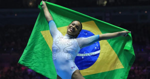 Rebeca Andrade é a primeira brasileira a ganhar o ouro no individual geral do Mundial de Ginástica