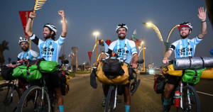 Torcedores argentinos vão de bicicleta da África do Sul ao Catar para ver a Copa do Mundo