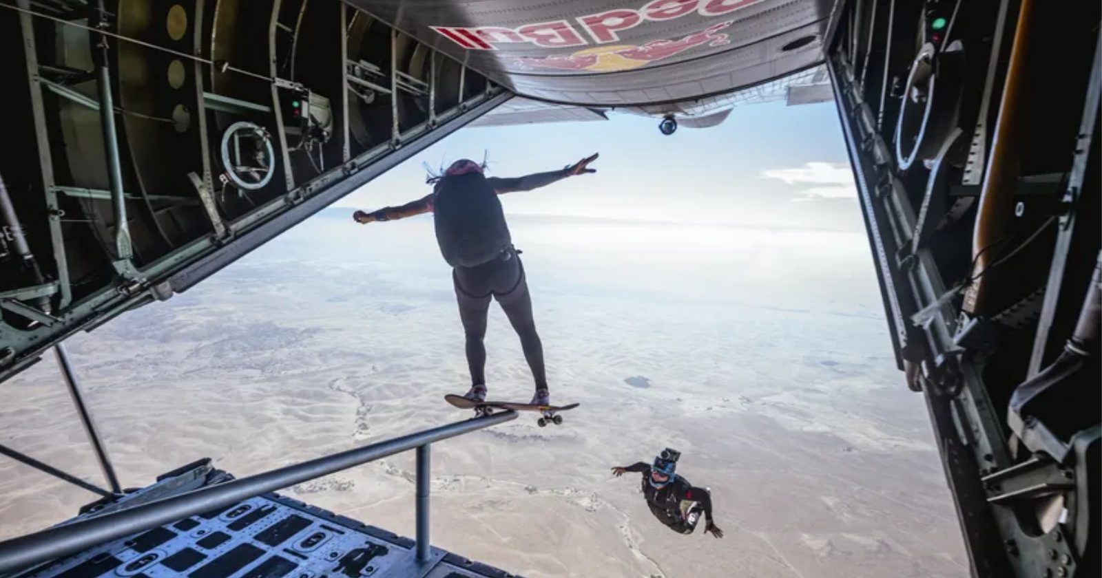 INÉDITO: brasileira faz manobra de skate durante salto de paraquedas e feito pode ir para o Guinness Book