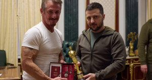 Sean Penn entrega Oscar a Zelensky em homenagem à Ucrânia: ‘Me sentirei melhor sabendo que estará aqui com você’