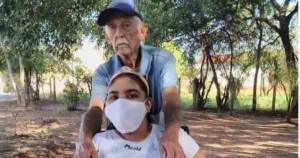 Idoso de 84 anos aprende a fazer maquiagem para ajudar a realizar o sonho da neta com paralisia cerebral