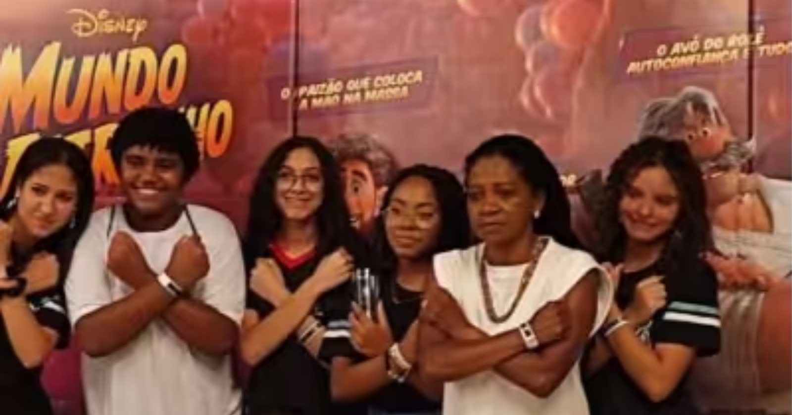 Advogada faz vaquinha e leva 400 jovens da periferia para ver ‘Pantera Negra’ no cinema