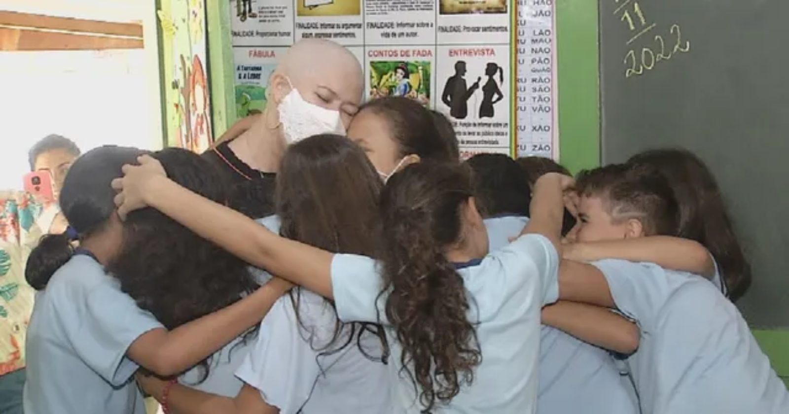 Que lindo! Crianças cortam mechas de cabelo para receber professora com câncer