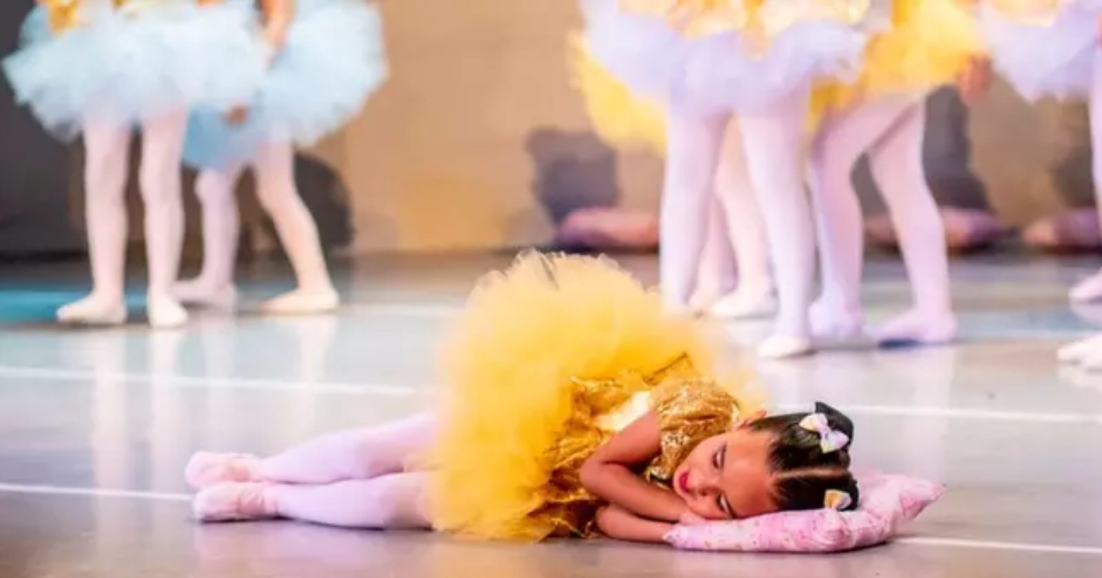 Garotinha dá uma de Bela Adormecida e dorme no meio de apresentação de ballet; claro que a internet adorou