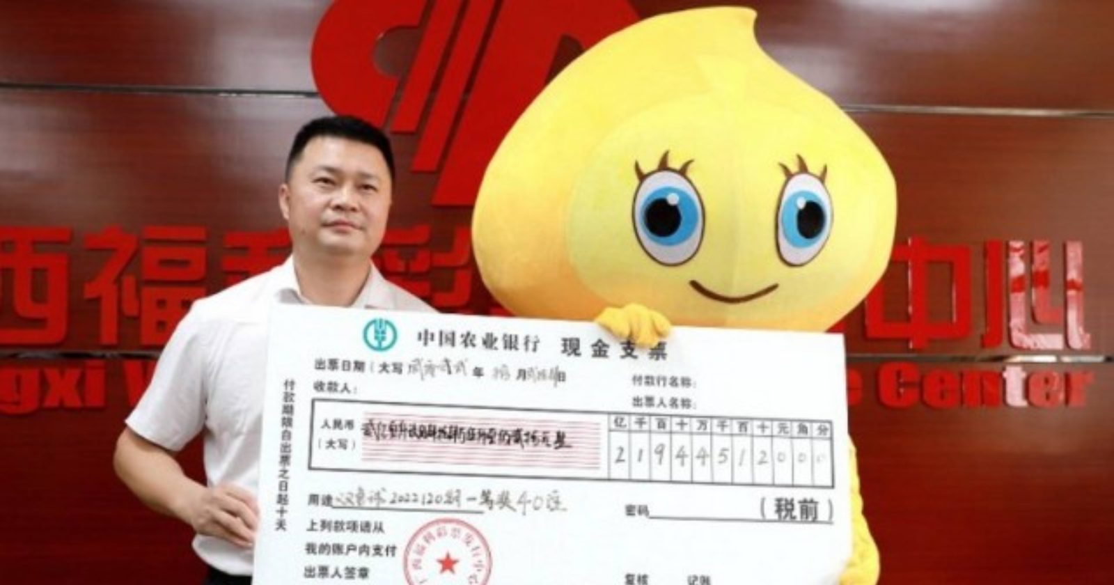 Chinês ganha na loteria e recebe prêmio fantasiado por um motivo cômico