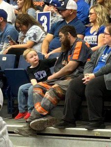 Pai corre do trabalho em mineração e aparece coberto de fuligem em jogo com filho