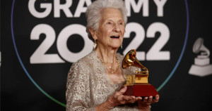 Aos 95, cantora cubana se torna a pessoa mais velha a ganhar um Grammy Latino e emociona com discurso lindo!