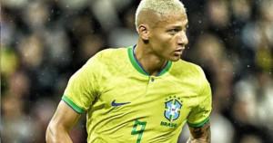 Estrela no jogo de estreia do Brasil na Copa do Mundo, Richarlison é exemplo dentro e fora dos campos