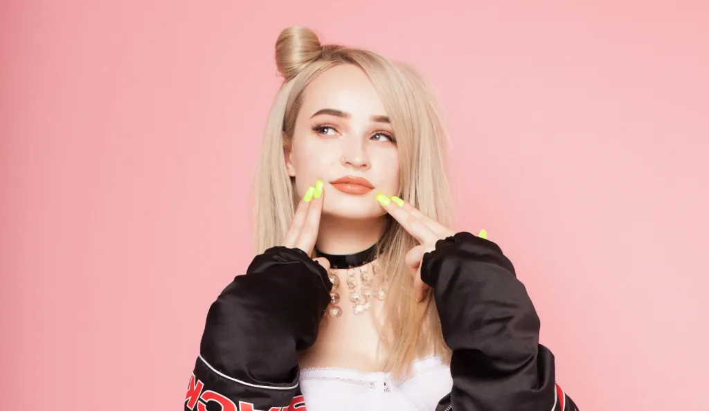 O mundo é de Kim Petras! Cantora faz história como a primeira mulher trans no topo do Spotify e da Billboard