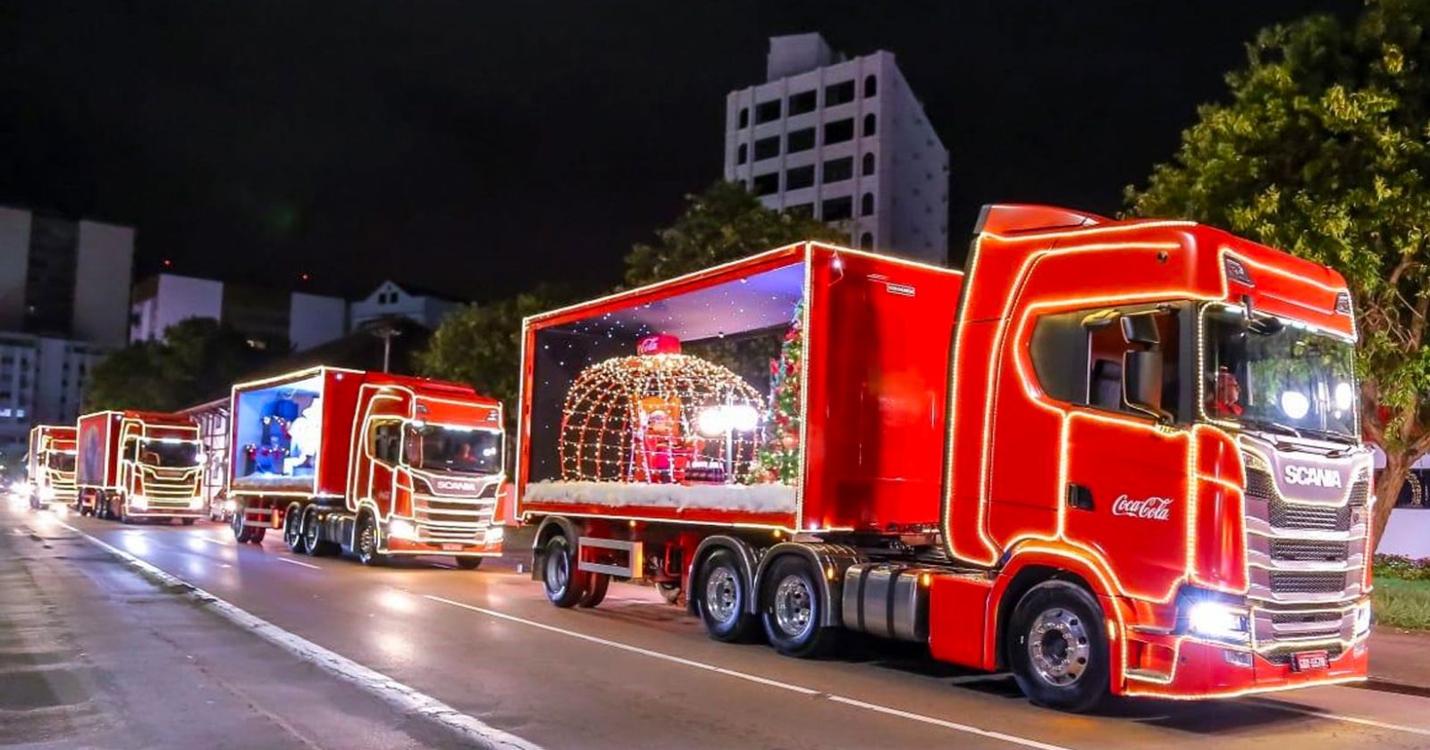 Caminhões da Coca-Cola percorrem mais de 15 mil quilômetros espalhando a magia do Natal