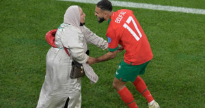 Jogador de Marrocos dança com a mãe para comemorar classificação histórica à semifinal da Copa do Mundo