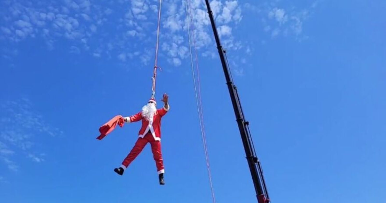 Papai Noel chega de guindaste e entrega presentes de Natal para crianças da Apae