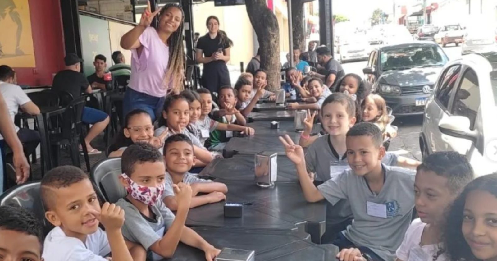 Em lindo ato de solidariedade, dono de restaurante faz almoço gratuito para alunos carentes