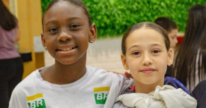 Bailarinas cariocas do Complexo do Alemão recebem bolsa para estudar na escola de Bolshoi e contam com solidariedade