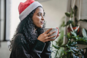 9 dicas para quem passará o Natal sozinho conseguir se sentir mais alegre e confortável