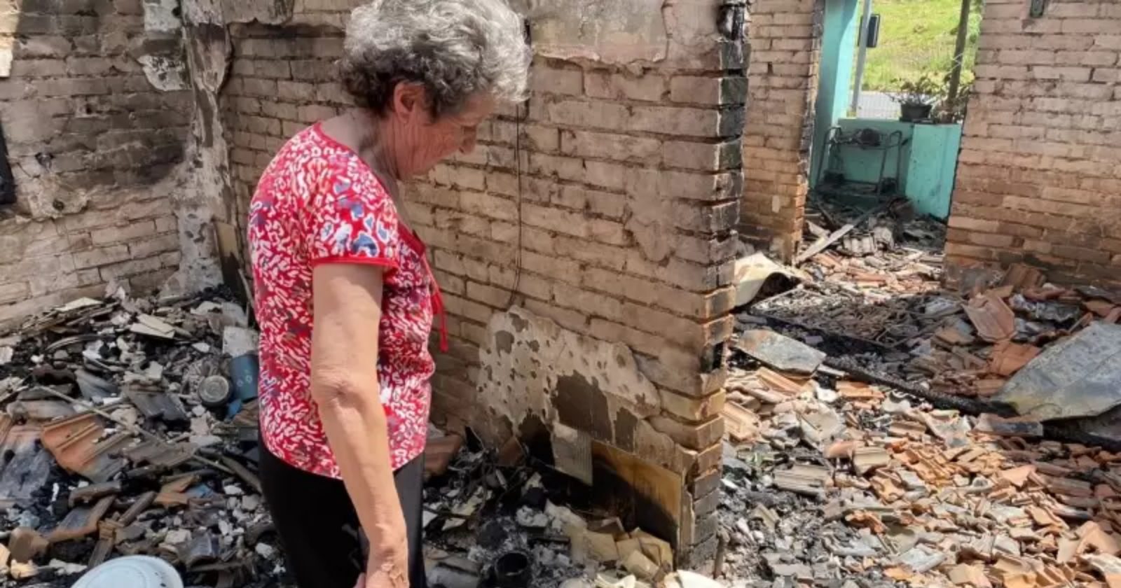 Vizinhos se unem e criam vaquinha para ajudar idosa que teve a casa queimada por bandidos