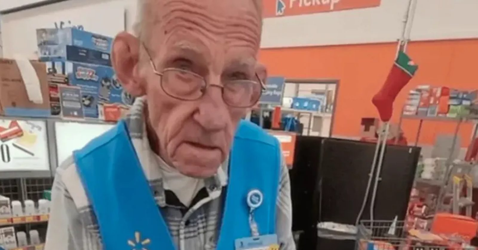 Tiktoker cria vaquinha e ajuda funcionário do Walmart de 82 anos a se aposentar