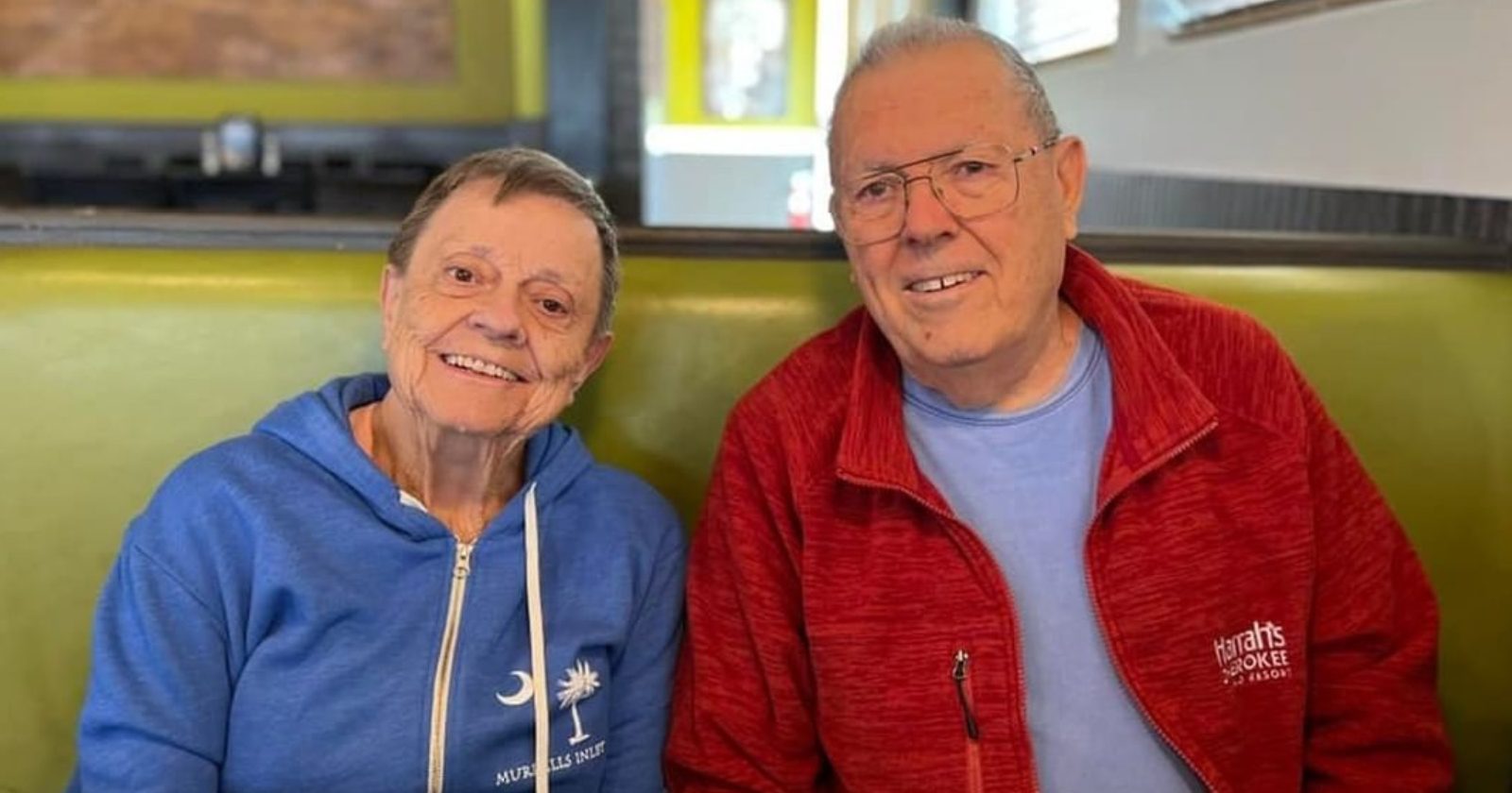 Senhora em estágio final de Alzheimer vê foto com o marido e o reconhece: “Ele é o meu cara!”