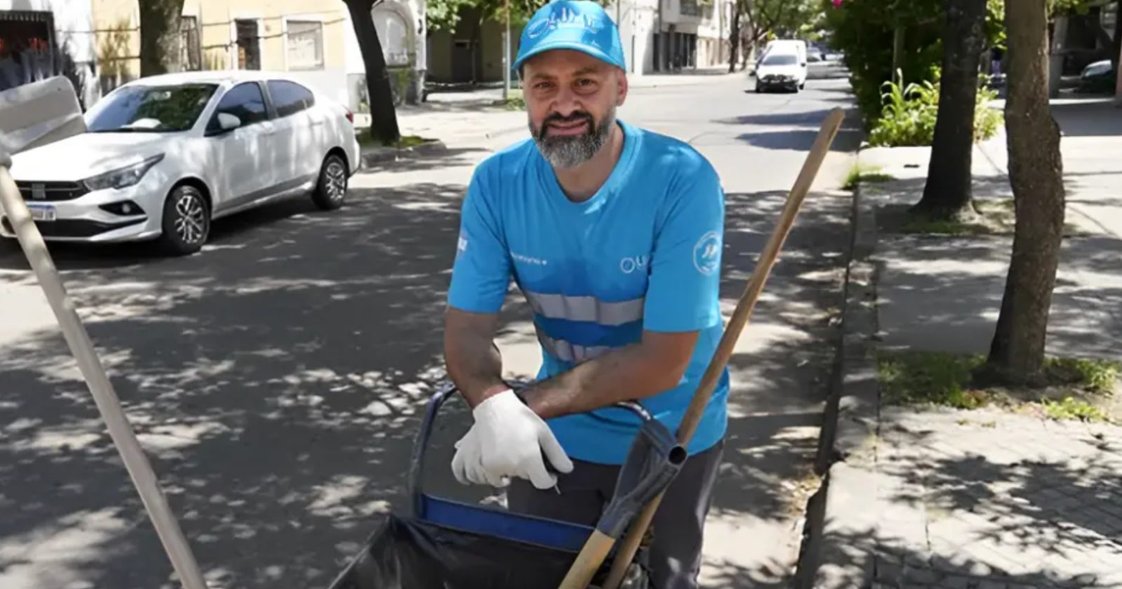 Aos 37 anos, gari argentino se forma em medicina e inspira colegas da antiga profissão