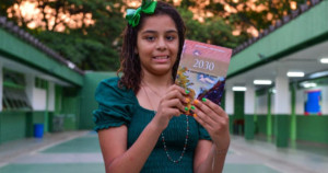 Conheça Yasmin Anita, a garota autista que aos 10 anos acaba de lançar o seu primeiro livro de ficção