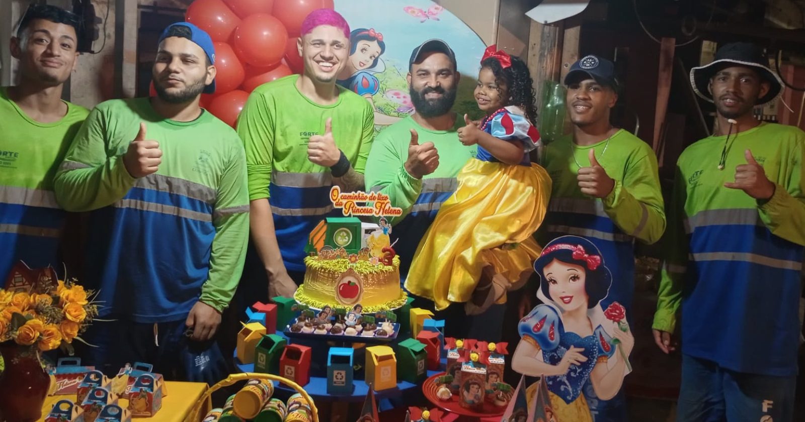 Menina faz festinha de 3 anos vestida de Branca de Neve com tema “coletores de lixo”