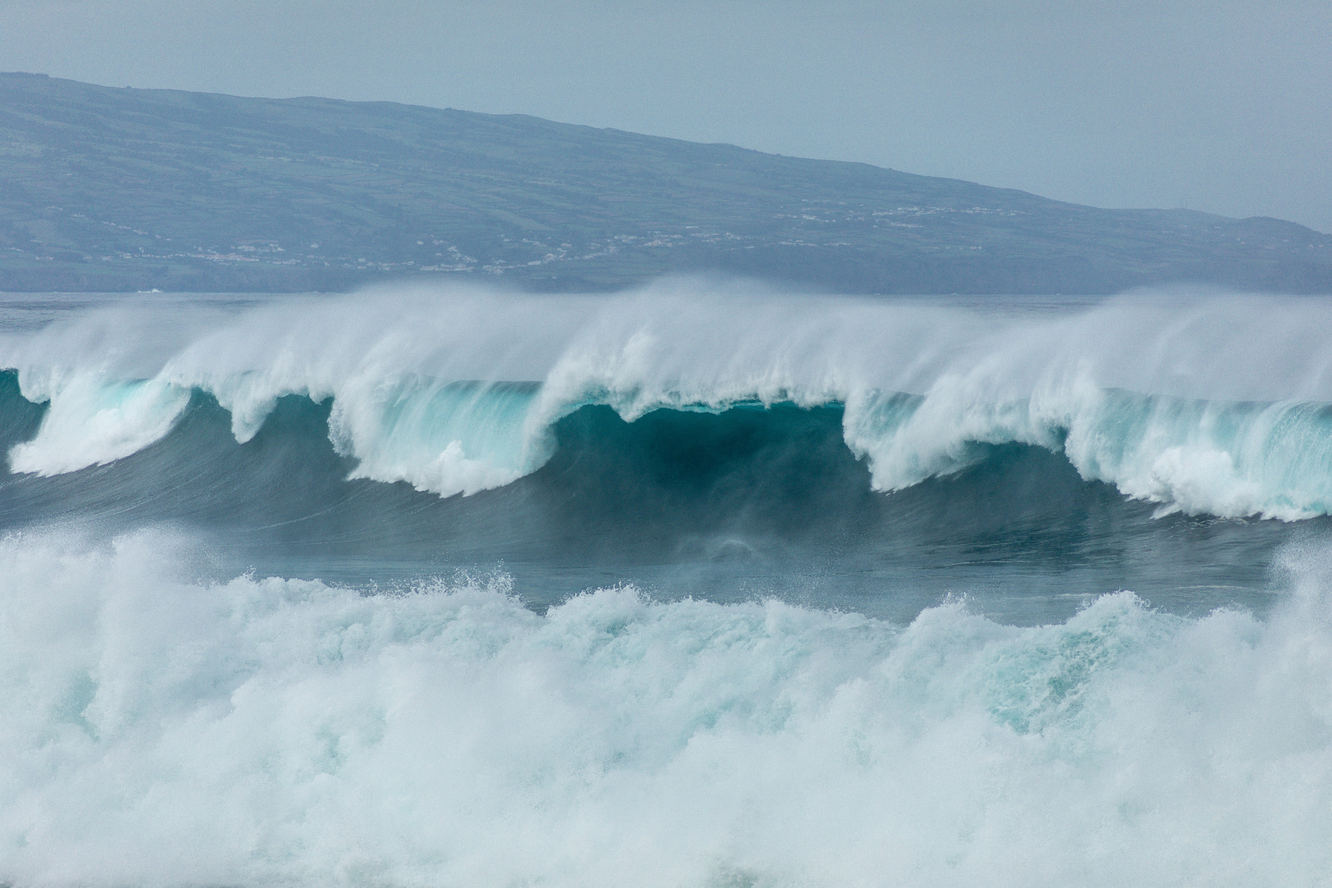 Sonhar com onda gigante pode ser um ALERTA para prestar muita atenção (Imagens: Unsplash)