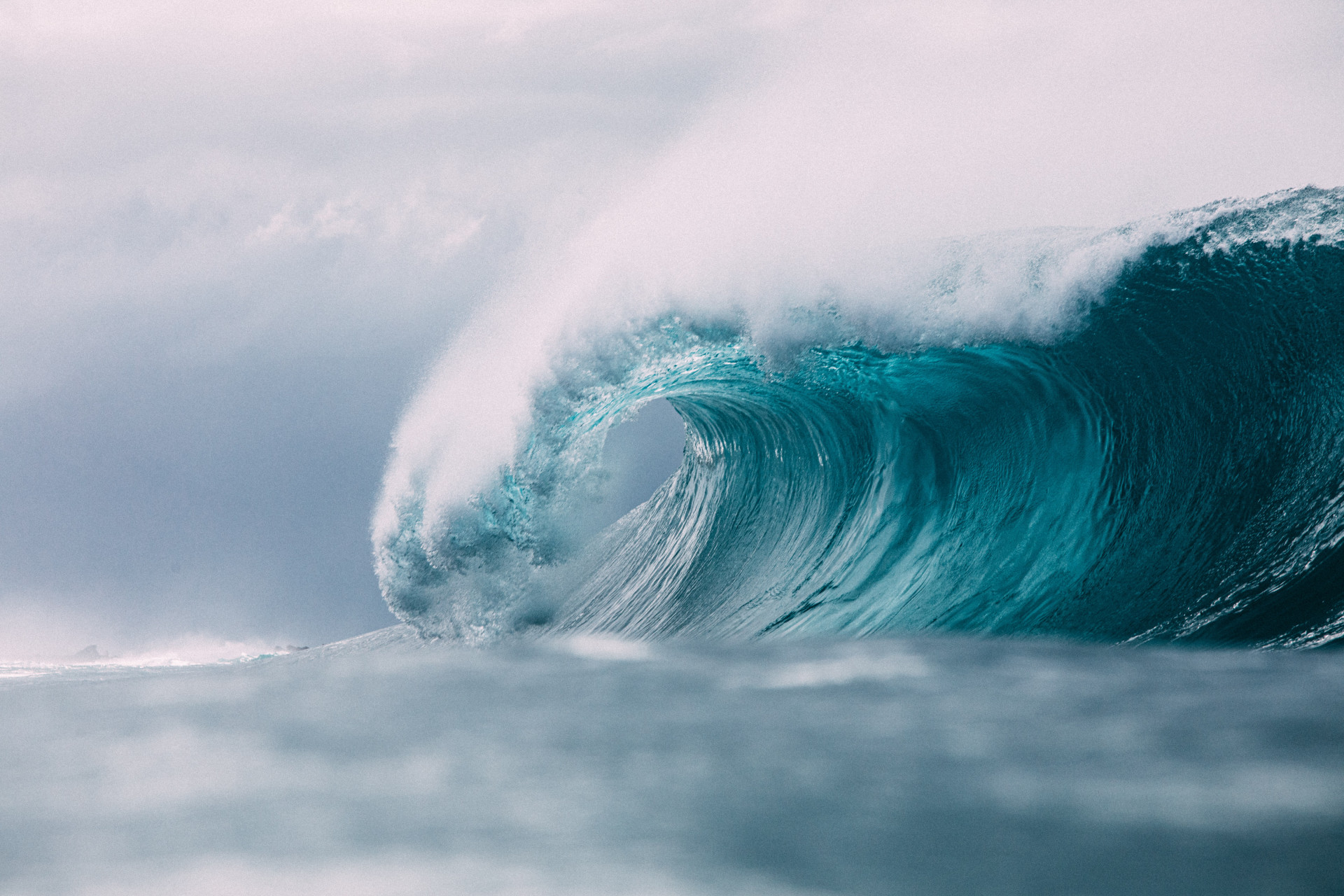 Sonhar com onda gigante pode ser um ALERTA para prestar muita atenção (Imagens: Unsplash)