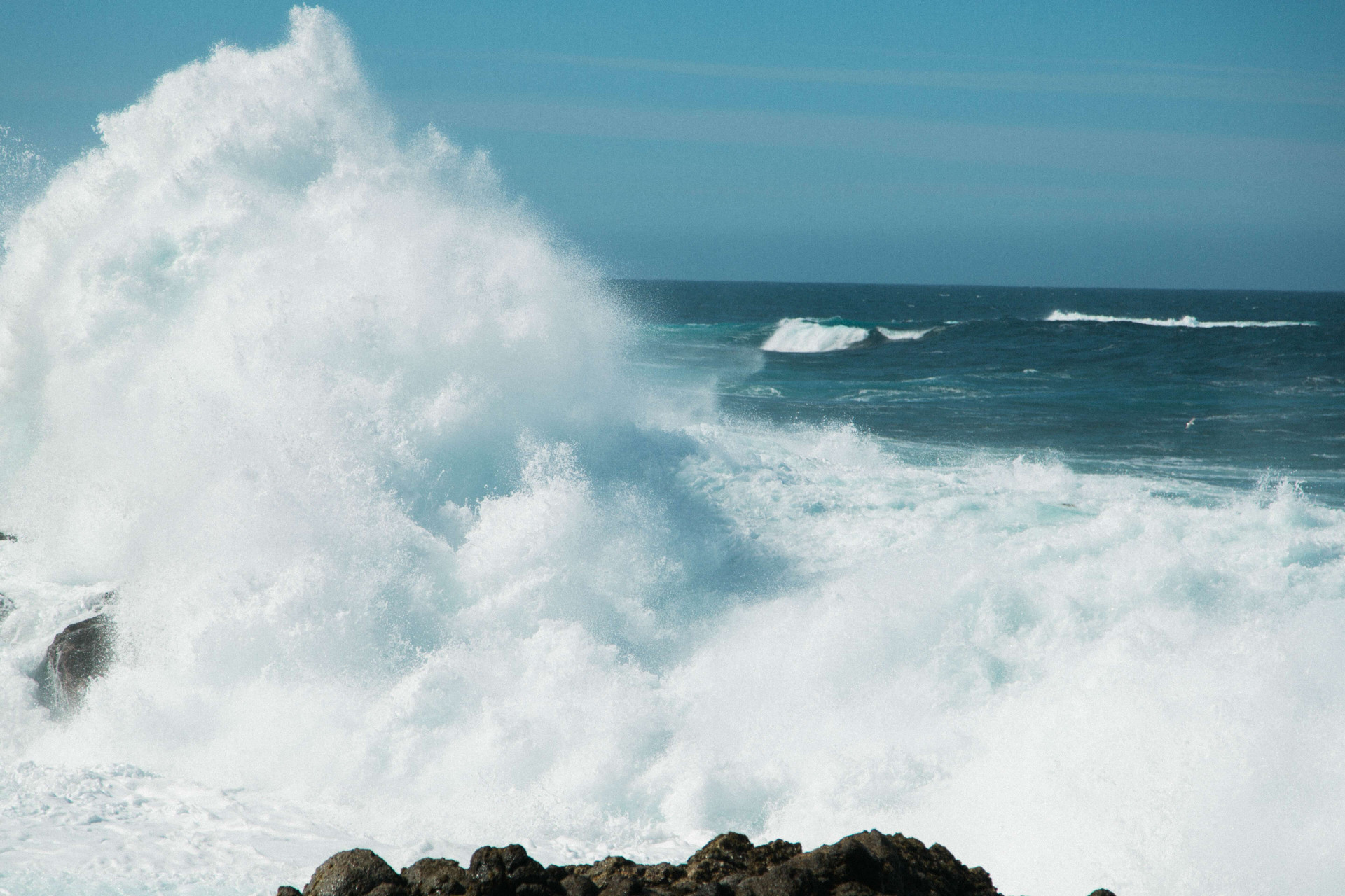 Sonhar com onda gigante pode ser um ALERTA para prestar muita atenção (Imagens: Unsplash)