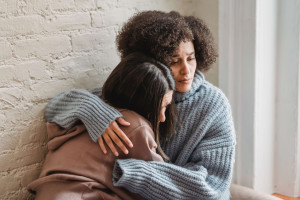 Os tipos de abraços e como eles conseguem descrever nossas personalidades