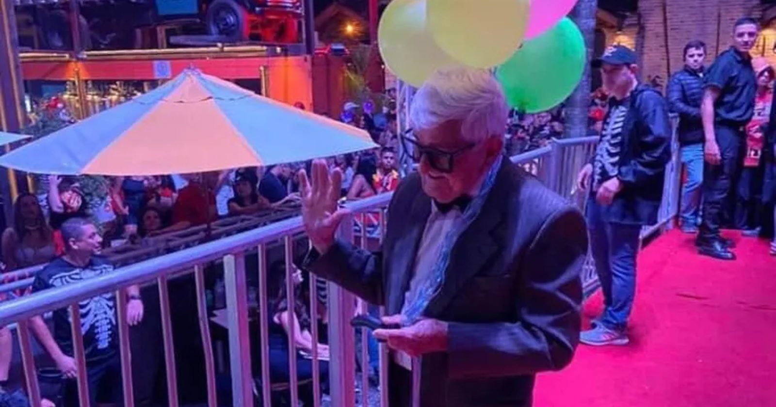 Idoso de 90 anos vence concurso fantasiado de protagonista do filme ‘Up – Altas Aventuras’