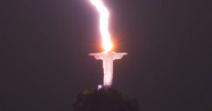 Foto de milhões: homem fotografa Cristo Redentor sendo atingido por raio