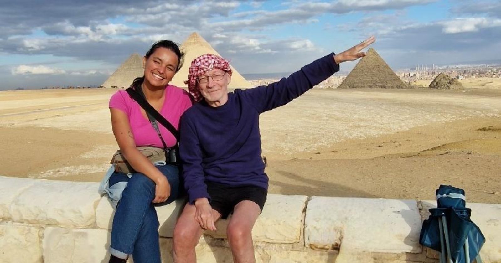 Brasileira leva idoso solitário para explorar o mundo: ‘Ajudando a mudar a vida de alguém’