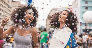 78 legendas de Carnaval para deixar suas fotos ainda mais festivas